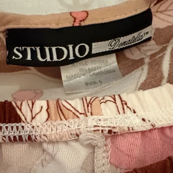 Elegant Floral Women's Pajama Set - Picture 3 of 7